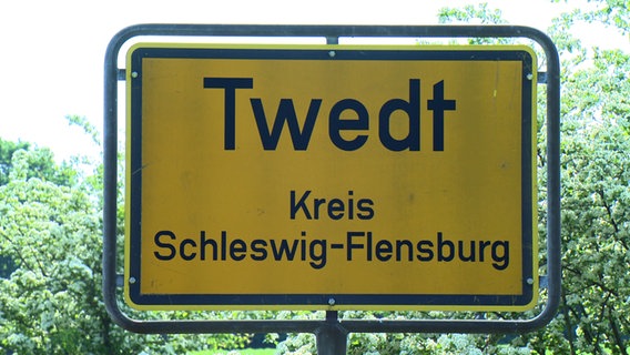 Das Ortsschild von Twedt im Kreis Schleswig-Flensburg. © NDR 