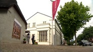Zwei Frauen stehen vor dem Museum Kunst der Westküste in Alkersum auf Föhr. © NDR 