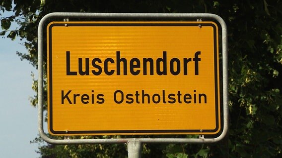 Das Ortsschild von Luschendorf im Kreis Ostholstein. © SH Magazin / NDR 
