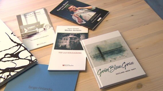 Mehrere Bücher auf einem Tisch © NDR / SH Magazin Foto: Screenshot