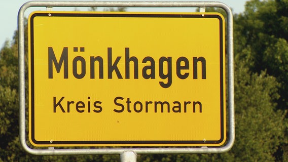 Das Ortsschild von Mönkhagen im Kreis Stormarn. © NDR 