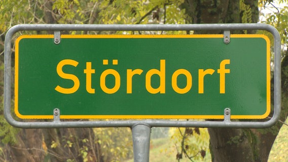 Ein Ortschild mit der Aufschrift "Stördorf". © NDR 