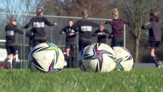 Die Spielerinnen des SVHU trainieren auf einem Platz. Die Spielerinnen des SVHU trainieren auf einem Platz. © NDR / SH Magazin