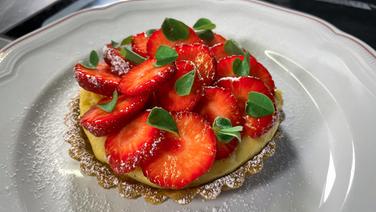 Auf einem Teller sind Erdbeer-Tartelettes mit Sauerklee angerichtet. © NDR 