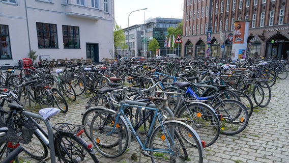 Fahrräder stehen in der Nähe des Lübecker Hauptbahnhofes an Fahrradbügeln. © picture alliance Foto: Schoening