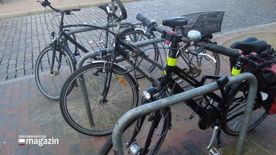 Drei Fahrräder stehen an Fahrradbügeln © NDR Foto: NDR Screenshot