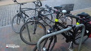 Drei Fahrräder stehen an Fahrradbügeln © NDR Foto: NDR Screenshot