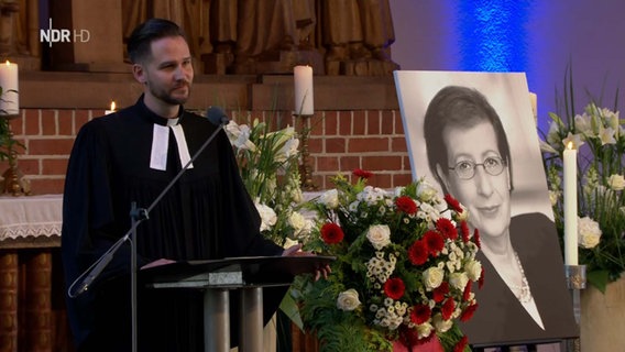 Der Pastor Gunnar Engel hält in der Kieler Petruskirche eine Abschiedsrede für die verstorbene Ministerpräsidentin Heide Simonis. © NDR Foto: NDR Screenshots