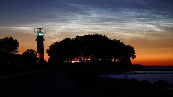 Leuchtende Nachtwolken über dem Bülker Leuchtturm in der Kieler Förde. © Sabine Illerhues Foto: Sabine Illerhues