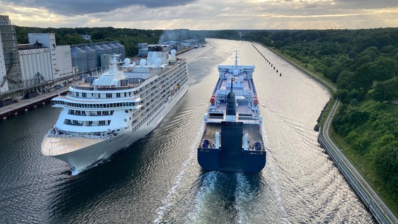 Zwei Schiffe durchqueren den Nord-Ostsee-Kanal © Heiko Schwarze Foto: Heiko Schwarze