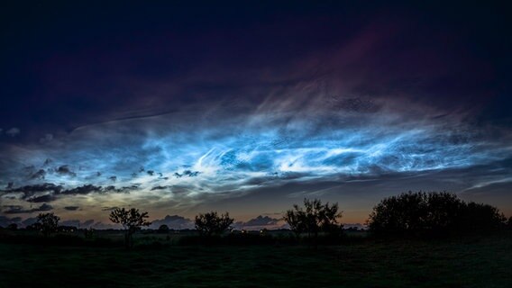 Nachtleuchtende Wolken stehen am Himmel © Mike Mohr Foto: Mike Mohr