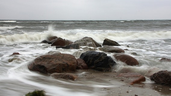 Wellen schlagen bei Sturm am Bliesdorfer Strand © Klaus Erlwein Foto: Klaus Erlwein