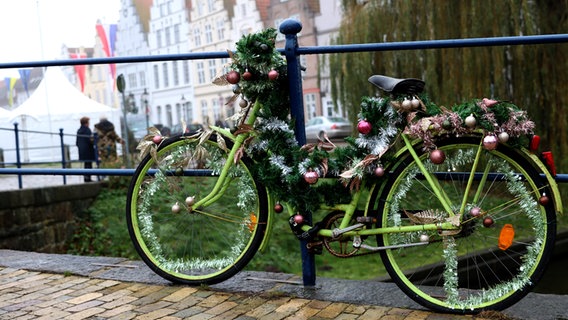 Weihnachtlichgeschmücktes Fahrrad in Friedrichstadt © Sebastian Müller Foto: Sebastian Müller