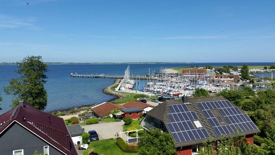Von oben sieht man einen Hafen, in dem mehrere Boote liegen. © Alf Kemminer Foto: Alf Kemminer
