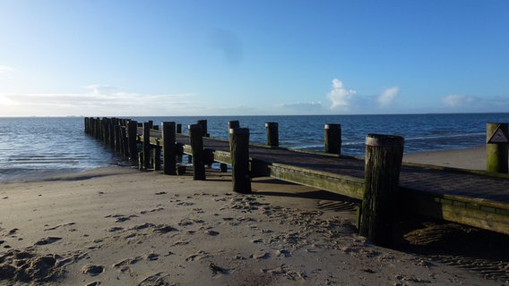Ein Holzsteg ragt auf Föhr ins Wasser. © Nicoline Szardenings Foto: Nicoline Szardenings
