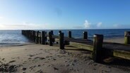 Ein Holzsteg ragt auf Föhr ins Wasser. © Nicoline Szardenings Foto: Nicoline Szardenings