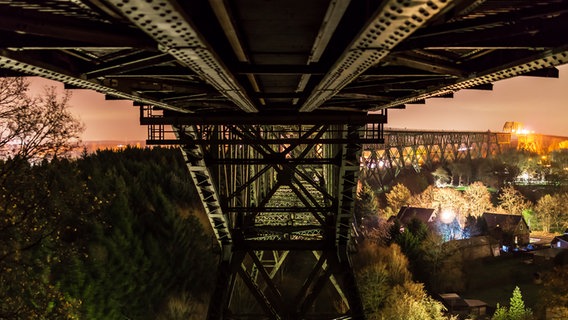 Die Hochdonner Eisenbahnhochbrücke im abendlichen Licht. © Mike Mohr Foto: Mike Mohr