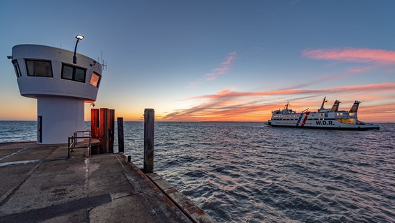 Kurz nach Sonnenuntergang fährt das Schiff "W.D.R." auf der Mole in Dagebüll entlang. © Gunnar Lade Foto: Gunnar Lade