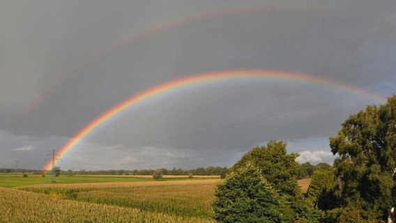Ein Regenbogen über einen Feld. © Günter Thomsen Foto: Günter Thomsen