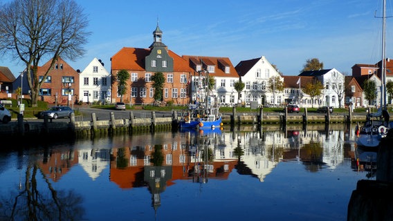 Häuser im Tönninger Hafen spiegeln sich im Wasser. © Ingo von Oven Foto: Ingo von Oven