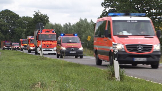 Een konvooi van reddingsvoertuigen rijdt van Neumünster naar de overstromingsgebieden © NDR 
