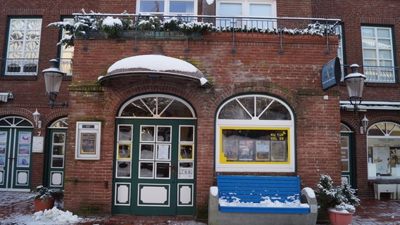 Ein Veranstaltungshaus in Husum von außen. © NDR Foto: Pauline Reinhardt