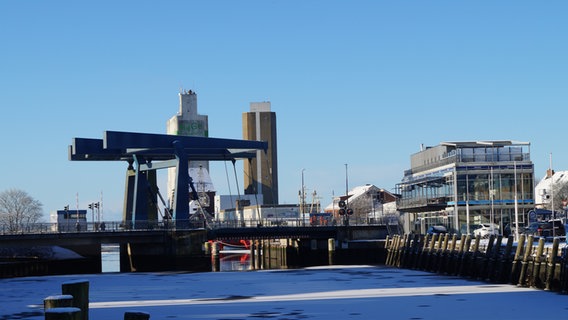 Der Husumer Hafen im Winter. © NDR Foto: Pauline Reinhardt