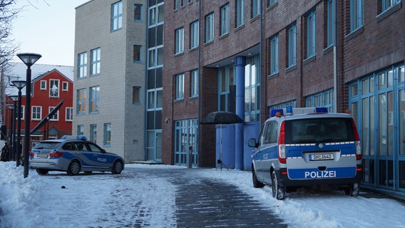 Das Husumer Rathaus von außen, davor stehen Polizeiwagen. © NDR Foto: Pauline Reinhardt