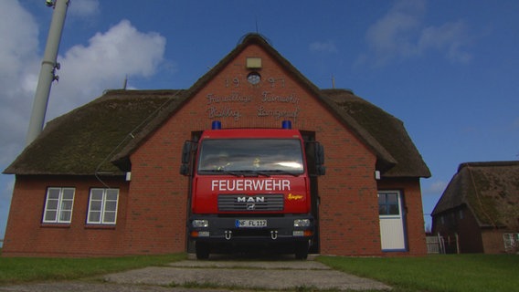 Das Feuerwehrfahrzeug der Freiwilligen Feuerwehr Langeneß verlässt die Wache. © NDR Foto: NDR Screenshots