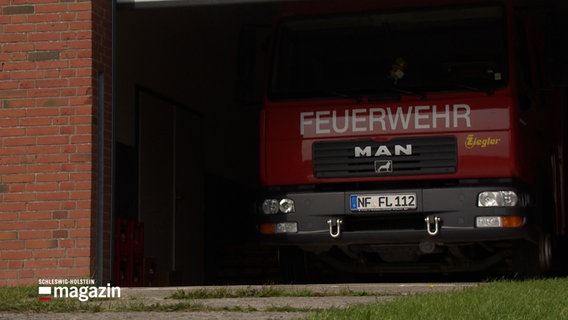 Das Feuerwehrfahrzeug der Feuerwehr auf Langeneß steht in der Wache. © NDR Foto: NDR Screenshots