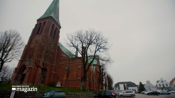 Autos stehen auf dem Parkplatz vor dem Meldorfer Dom. © NDR 