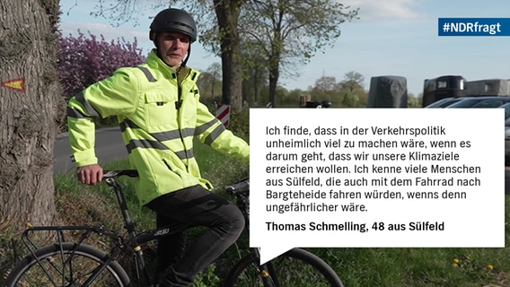 Ein Mann lehnt auf einem Fahrrad sitzend an einem Baum © NDR Foto: NDR Screenshots