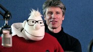 Die Handpuppe Werner Momsen und Detlef Wutschik im Studio © NDR 