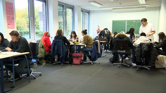 Mehrere Schüler sitzen in einer Klasse © NDR Foto: NDR Screenshots