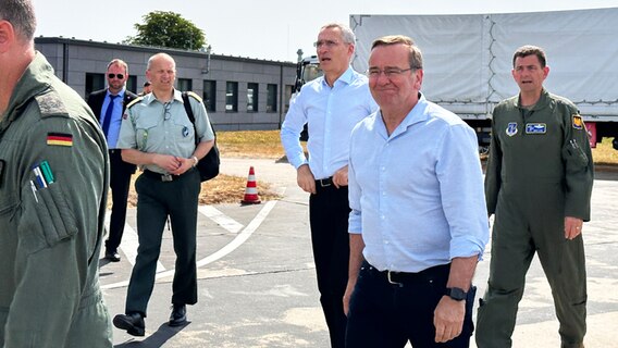 Bundesverteidigungsminister Boris Pistorius (SPD) und NATO-Generalsekretär Jens Stoltenberg in Jagel. © Jörn Zahlmann Foto: Jörn Zahlmann