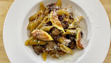 Penne rigate with duck liver, radicchio trevisano and figs are served on a plate.  © NDR/ SH Magazine 