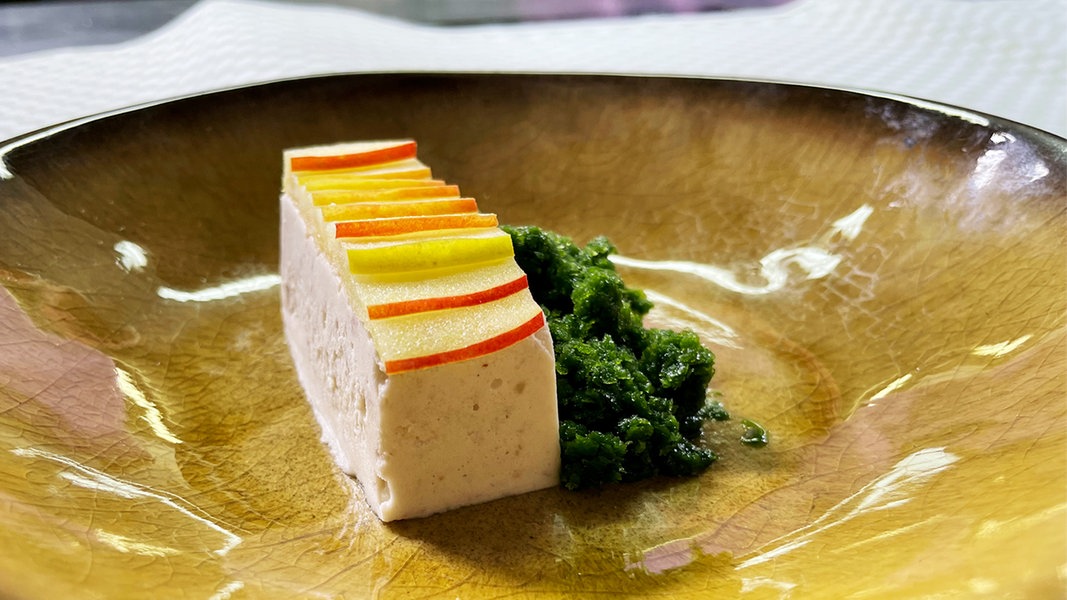 Maronen-Mousse mit Kerbel-Granité und Apfel | NDR.de - Ratgeber ...