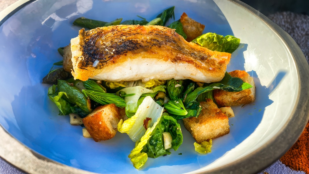 Gebratener Zander mit Spargel-Brot-Salat | NDR.de - Ratgeber - Kochen ...