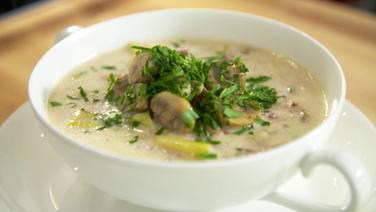 Hackfleisch-Lauch-Suppe in einer Suppentasse serviert. © NDR 