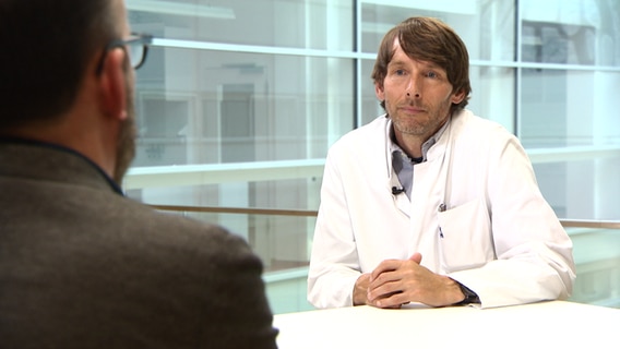Prof. Dr. Jan Rupp sitzt für ein Interview vor der Kamera © NDR 