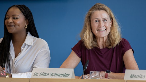 Aminata Touré und Silke Schneider auf einer Pressekonferenz © NDR Foto: Christoph Klipp
