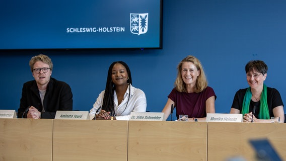 Lasse Petersdotter, Aminata Touré, Silke Schneider und Monika Heinold bei einer Pressekonferenz © NDR Foto: Christoph Klipp