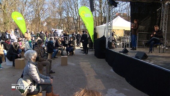 Bundeswirtschaftsminister Robert Habeck spricht auf einer Bühne in Flensburg bei einem Parteitag der Grünen. © NDR 