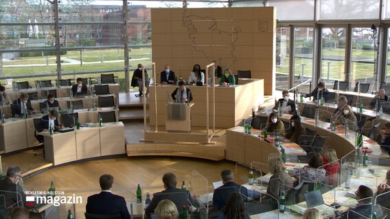 Finanzministerin Monika Heinold spricht bei einer Debatte im Kieler Landtag. © NDR 
