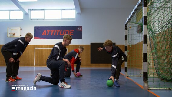 Handballnachwuchs trainier beim Torhütercam in der Flensburg Akademie. © NDR 