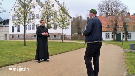 Bruder Johannes Pebbe spicht mit Oliver Krahe vor dem Kloster Nütschau. © NDR 