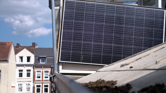 Eine kleinere Photovoltaik-Dachanlage steht auf dem Dach einer Mehrfamilienhauses. © NDR 