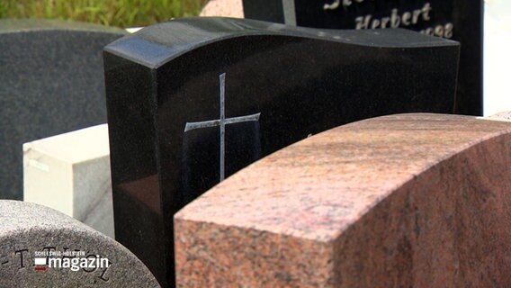 Grabsteine stehen auf dem Gelände eines Steinmetzes in Lübeck. © NDR 