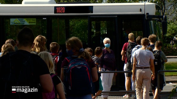 Schülerinnen und Schüler sind auf dem Weg zu einem Schulbus. Schülerinnen und Schüler sind auf dem Weg zu einem Schulbus. © NDR