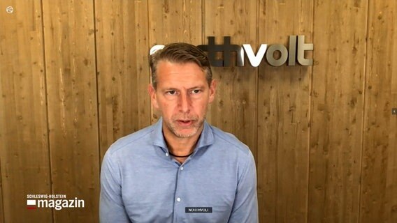 Peter Carlsson, Gründer und Vorstandschef der Schwedischen Firma Northvolt, sitzt bei einem online Interview vor dem Firmenlogo in einem Raum. © NDR 